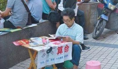 出门摆摊吃瓜算卦,吃瓜算卦，揭秘市井百态