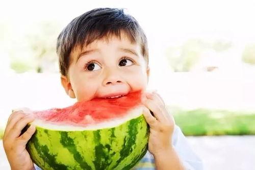 农村孩子吃瓜,农村孩子的甜蜜记忆